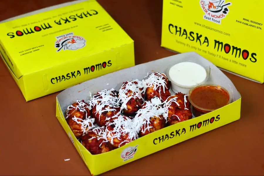 Peri peri fried momos topped with grated cheese